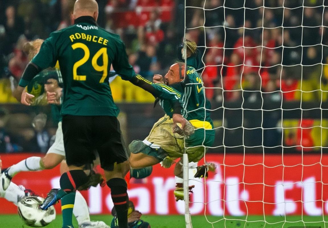 阿森纳欧冠酋长球场对决拜仁：战术对决与罗本弧线球制胜(图4)